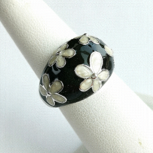 Enamel dome ring white and black flowers size 7 🆕